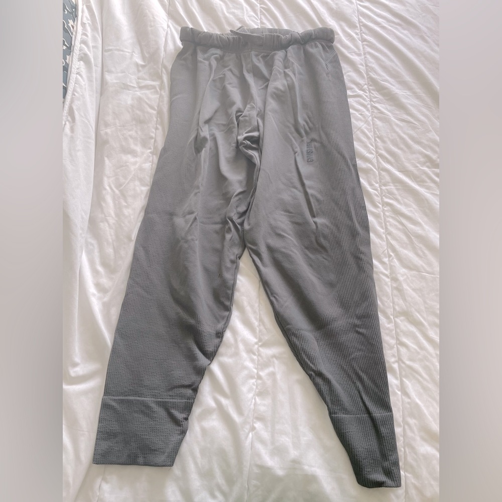 Gymshark • Gray cropped jogger with elastic waist & ribbed pattern
